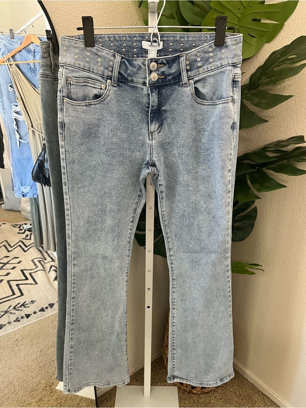 🩵 Forever 21 Studded Waist Bootcut Jeans Size 30 |Light Wash Mid Rise Y2K Denim